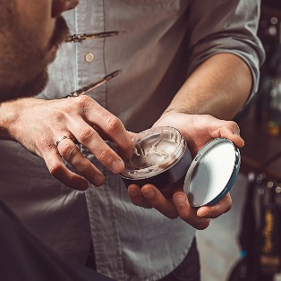 Как укладывать волосы пастой: где теория совпадает с реальностью барбершопа