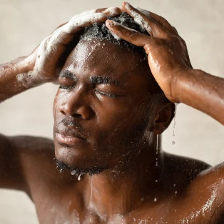 Як часто чоловікам мити голову: правда між “щодня” і “ніколи”
