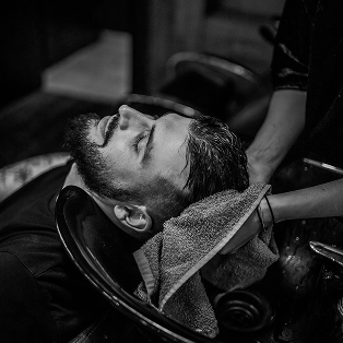 Мужские стрижки для жирных волос: что действительно спасает от «плоского» эффекта